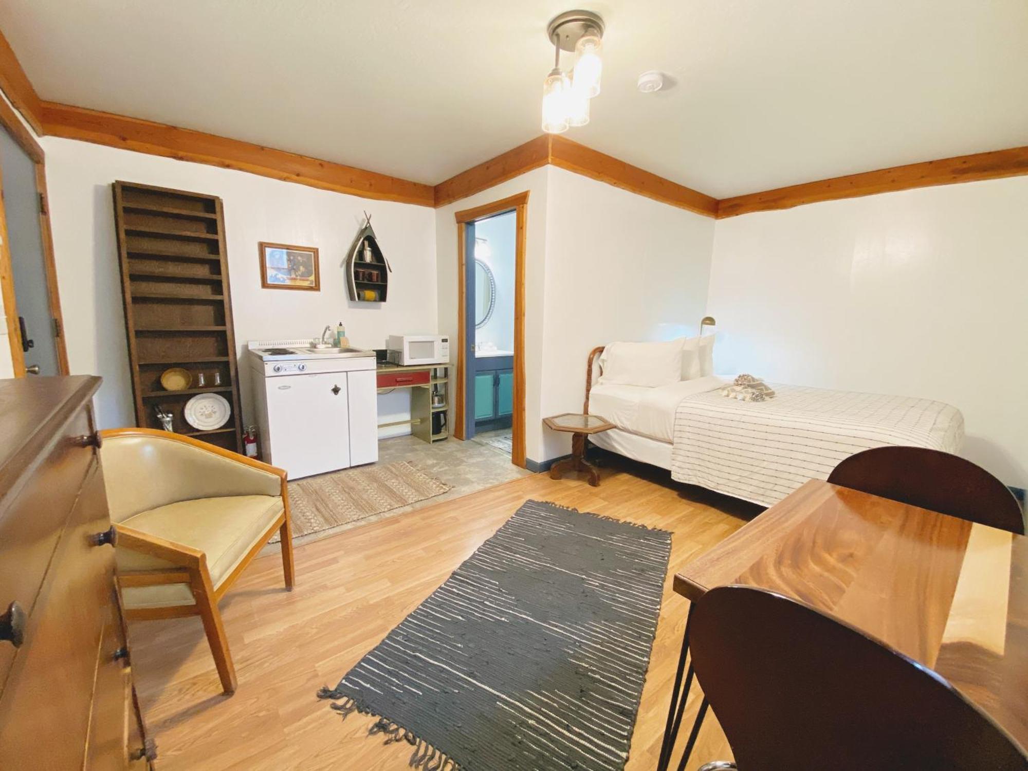 Flathead Hotel *
